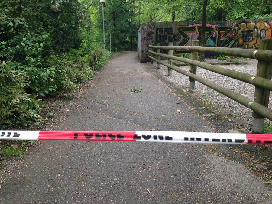 Paths on either side of the Rhone & Arve are closed because of risks:danger