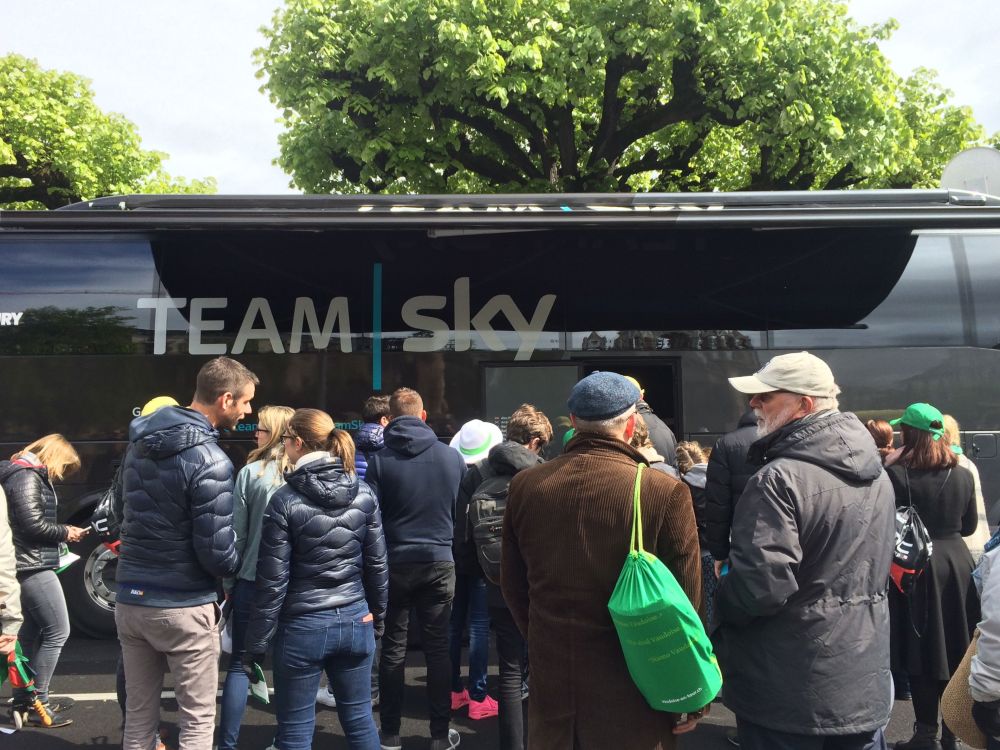 SkyTeam fans waiting for Froome in Geneva1